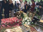 jenazah-istri-chrisye-damayanti-noor-dimakamkan-di-tempat-pemakaman.jpg