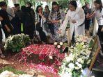 jenazah-istri-chrisye-damayanti-noor-dimakamkan-di-tpu-tanah-kusir-jakarta-s.jpg