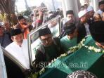 jenazah-kh-abdul-muchit-muzadi-diberangkatkan_20150906_180203.jpg