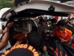 jenazah-korban-km-sinar-bangun-di-pelabuhan-tigaras_20180620_205301.jpg