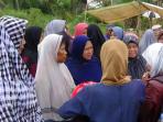 jenazah-lia-arzalina-dimakamkan-di-tpu-sei-temiang_20160728_183600.jpg