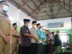 jenazah-mantan-wakil-bupati-majalengka-kh-moch-ilyas-helmy-disalatkan.jpg
