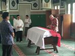jenazah-marie-muhammad-saat-dilayat-oleh-mantan-menter_20161211_151516.jpg