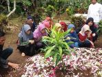 jenazah-nenek-dan-cucu-dikubur-satu-liang_20170128_122142.jpg