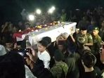 jenazah-pebalap-afridza-syach-munandar-tiba-di-rumah-duka_20191105_003933.jpg