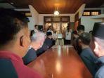 jenazah-sarwono-kusumaatmadja-tiba-di-rumah-duka.jpg