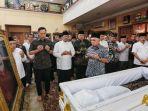 jenazah-siti-habibah-disemayamkan-di-puri-cikeas.jpg