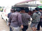 jenazah-sugeng-umbara-45-dibawa-dari-rsud-rupit-menuju-rumah-duka.jpg