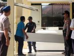 jenazah-teroris-bom-rusunawa-wonocolo-dipulangkan_20180518_224214.jpg