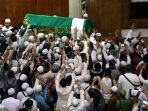jenazah-ustaz-arifin-ilham-disalatkan_20190523_210116.jpg