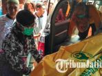 jenazah-warga-yang-tercebur-sumur-penampung-di-bawa-ambulan-menuju-ke-rumah-sakit_20180928_175817.jpg