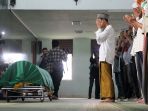 jenazah-yana-zein-di-shalatkan_20170602_194644.jpg