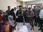 jenderal-andika-perkasa-sempat-berdoa-di-depan-jenazah-almarhum-jenderal.jpg