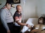 jenguk-anggota-tni-korban-penusukan_20170623_125941.jpg