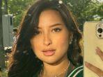 jennifer-coppen-tampak-mencurahkan-isi-hatinya-di.jpg