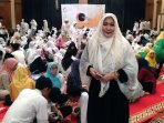 jenny-rachman-buka-puasa-bersama-500-anak-yatim-piatu_20160619_155931.jpg