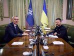 jens-stoltenberg-kiri-dan-presiden-ukraina-volodymyr-zelensky.jpg