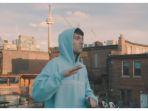 jeremy-zucker-saat-menyanyikan-lagu-comethru.jpg