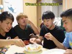 jerome-dan-waseda-boys-mencoba-kreasi-masakan-nasi-goreng-dengan-sosis-kanzler-singles.jpg