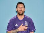 jersei-tandang-argentina-untuk-piala-dunia-di-qatar-warna-ungu.jpg