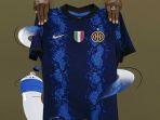 jersey-kandang-terbaru-inter-milan-untuk-mengarungi-musim-20212022-dengan-adanya-motif-ular.jpg