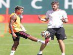 jesse-lingard-mendengarkan-instruksi-michael-carrick.jpg
