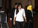 jessica-kumala-wongso-divonis-20-tahun-penjara_20161027_220626.jpg