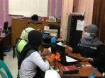jh-pakai-kemeja-putih-dan-kerudung-hitam-remaja-14-tahun-didampingi-orang.jpg