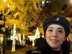 jisoo-blackpink-saat-menunjukkan-taman-dengan-dekorasi-natal-di-london.jpg