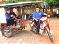 Asyiknya JK Kendarai Becak Khas Kamboja