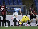 joaquin-correa-kanan-menendang-bola-di-laga-lazio-vs-ac-milan.jpg