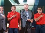 joddy-hernady-kanan-dan-dian-rachmawan-kedua-kiri-bersama-eksekutif-hbo-asia-dan-dwa_20160418_221225.jpg