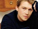 joe-alwyn-3.jpg