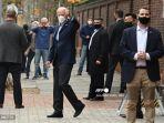 joe-biden-mengacungkan-jempol-saat-dia-meninggalkan-rumah-sakit-pennsylvania.jpg