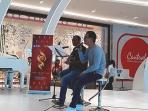 joe-taslim-dan-ario-bayu-saat-menyanyikan-lagu-laskar-pelangi_20160925_202053.jpg