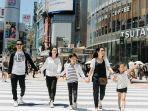 joe-taslim-dan-istri-liburan-ke-tokyo.jpg