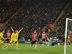 joel-matip-tidak-terlihat-mencetak-gol-melewati-kiper-southampton.jpg