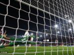 joelinton-kiri-menembak-melewati-kiper-southampton-gavin-bazunu.jpg