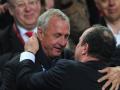 johan-cruyff-berpelukkaannn.jpg