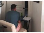 john-menunggu-marci-newman-di-depan-pintu_20180508_143344.jpg