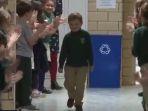 john-oliver-disambut-haru-teman-temannya-satu-sekolah-setelah-berhasil-kalahkan-kanker.jpg