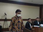 johnny-g-plate-saat-menjadi-saksi-mahkota-di-persidangan-kasus-korupsi-tower-bts.jpg
