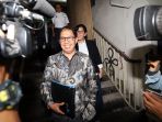 joko-driyono-diperiksa-11-jam-ratu-tisha-setia-menemani_20190124_225312.jpg