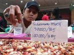 joko-salah-satu-penjual-batu-akik-dalam-bursa-batu-akik_20150728_213830.jpg