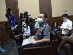 joko-soegiarto-tjandra-alias-djoko-tjandra-menunggu-sidang-pembacaan-tuntutan.jpg