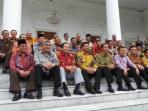 joko-widodo-dan-gubernur-nih2_20141124_151147.jpg