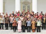 joko-widodo-dengan-jusuf-kalla-berfoto-bersama-para-menteri-kabinet-kerja.jpg