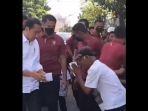 joko-widodo-jokowi-tengah-membagi-bagikan-amplop.jpg
