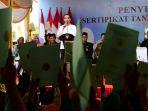 jokowi-bagi-bagi-sertipikat-di-bireuen.jpg