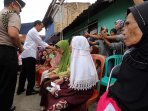 jokowi-bagi-sembako_20160629_030001.jpg